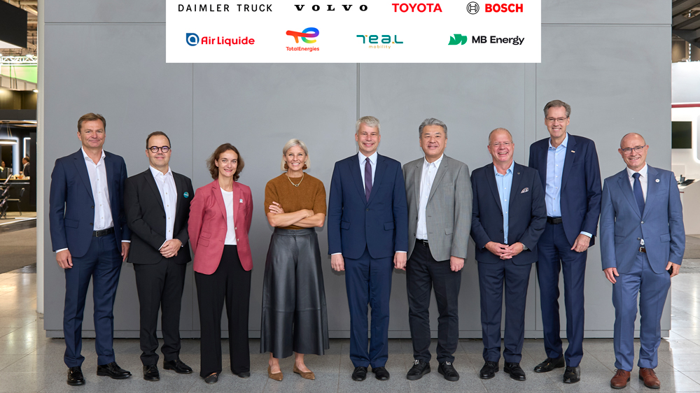 Zweiter Pfad ztur Dekarbonisierung
Auf der IAA Transportation haben Daimler Truck, Volvo Group, Toyota Motor Corporation, Bosch, Air Liquide, TotalEnergies, TEAL Mobility und MB Energy ihre Pläne vorgestellt, den Hochlauf wasserstoffbetriebener Fahrzeuge in Europa zu beschleunigen.