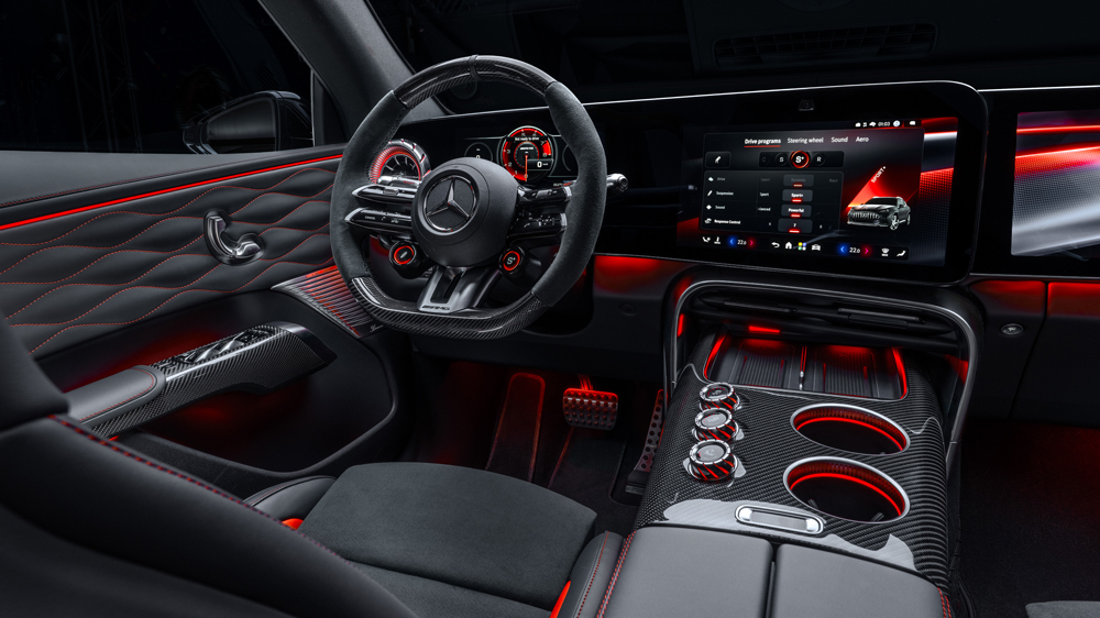 Drei KI-Dienste, drei Drehsteller
In der Mittelkonsole der 55er- und 63er-Modelle thronen drei haptische Drehsteller des „AMG RACE ENGINEER“, mit denen Ansprechverhalten, Kurvendynamik und Traktionskontrolle stufenweise manuell justiert werden können. Fotos: Mercedes-Benz