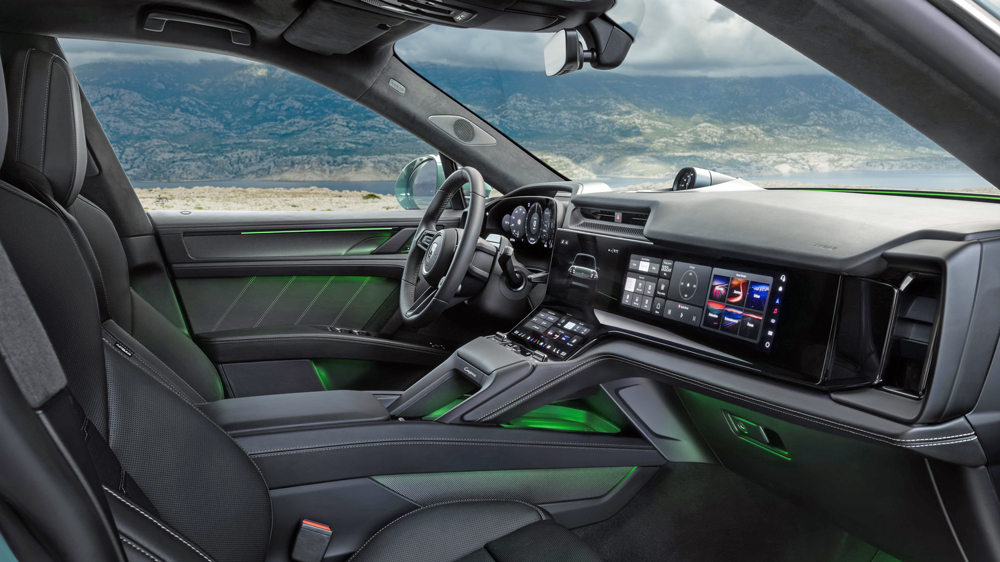 Kommandozentrale
Das neue gebogene Flow Display schafft einen fließenden Übergang zur Mittelkonsole. Hinzu kommen ein 14,25 Zoll großes OLED-Kombiinstrument sowie ein Head-up-Display für den Fahrer. Gegen Aufpreis erhält auch der Beifahrer einen Monitor zur Unterhaltung.