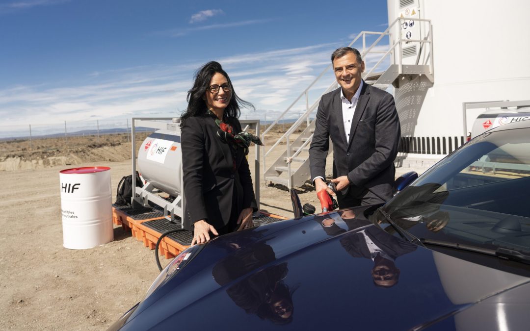 Porsche füllt in Chile erste Fässer mit E-Fuel