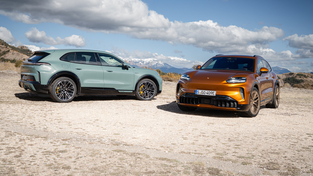 Wie es euch gefällt
Der Cayenne Electric wird derzeit nur als SUV angeboten. Zur Auswahl stehen drei Allradversionen mit unterschiedlichen Antriebsleistungen und über ein Dutzend Außenlackierungen, darunter "Madeiragoldmetallic" und "Mysticgrünmetallic".