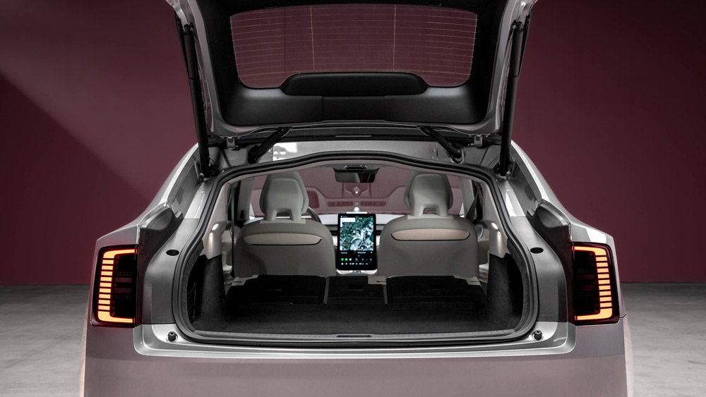 Macht hoch die Tür
Um die Beladung des Kofferraum zur erleichtern, verfügt der ES90 über eine riesige Heckklappe, die selbstverständlich elektrisch betätigt wird. Nicht nur in dem Punkt ähnelt der Volvo dem (deutlich kleineren) Polestar 2.