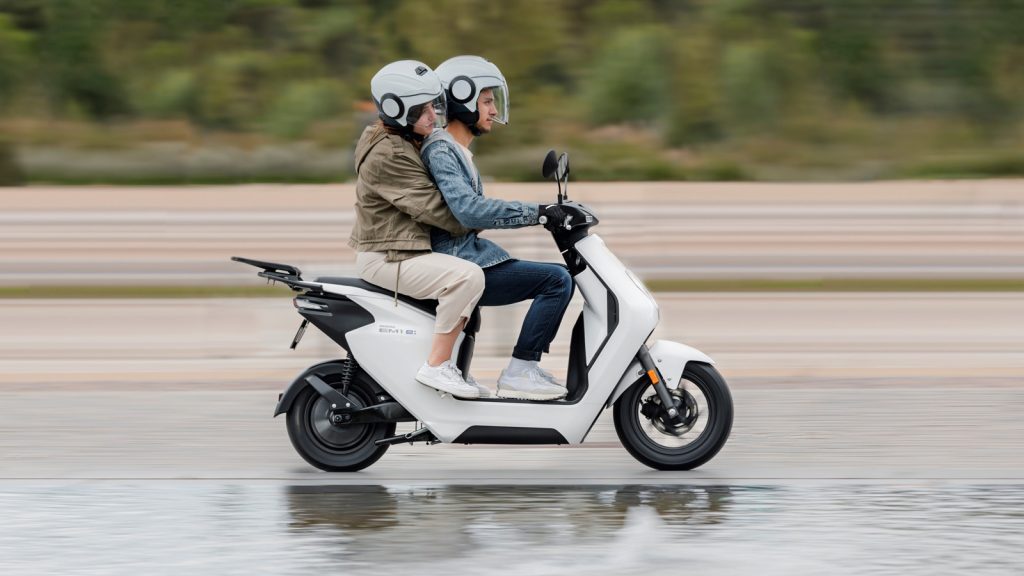 Der schafft schon was
Das zweisitzige "Elektro-Moped" (EM) wiegt inklusive Akku 95 Kilogramm und kann bis zu 180 Kilogramm Gewicht tragen. 