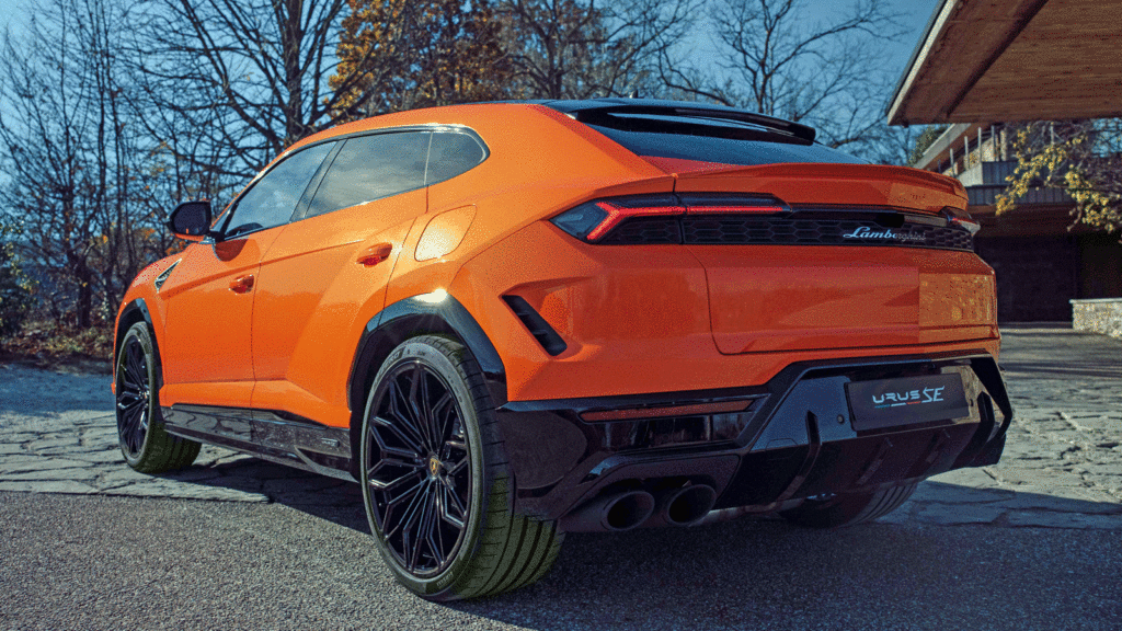 Auffälliger Teilzeitstromer 
Bis zu 60 Kilometer weit kann der neue Lamborghini Urus SE immerhin emissionsfrei fahren. Vollelektrisch wird der SUV erst 2029 - ein Elektroantrieb hat für die zahlungskräftigen Kunden der Marke nicht die höchste Priorität. 
