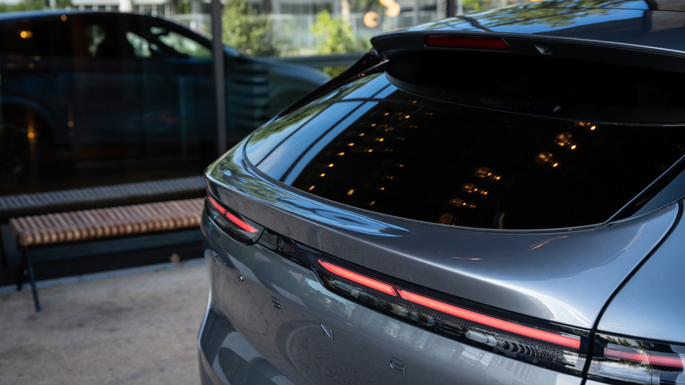 Ein Spoiler mehr für den Fahrspaß
Die Heckklappe des XPeng G6 bekam ein "Ducktail" zur Verbesserung von Aerodynamik und Anpressdruck, aber auch, um den sportlichen Charakter des Elektro-Crossover zu betonen, der in der Allrad-Version in 4,1 Sekunden auf Tempo 100 sprintet.