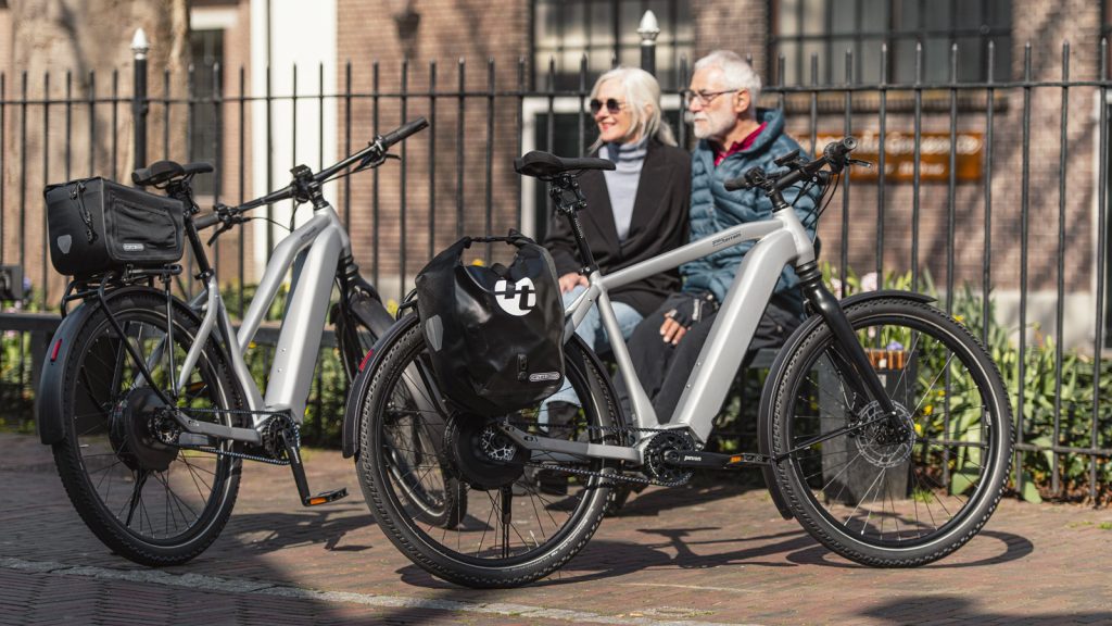 Keine Frage des Alters 
E-Bikes sind inzwischen bei Menschen aller Altersgruppen populär. Bei älteren Menschen senken sie aber die Hemmschwelle für eine Fahrradtour auch durch hügeliges Gelände oder bei Gegenwind. Und das Fahrrad wird aufgrund des Hilfsantriebs häufiger genutzt, zeigt die Langzeitstudie der Medizinischen Hochschule Hannover. Foto: pd-f