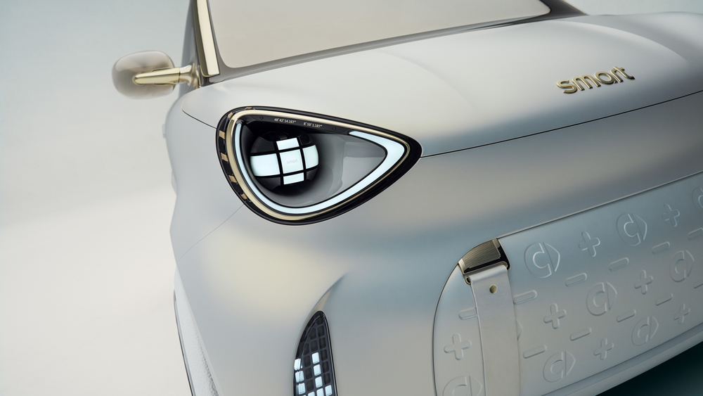 Evolution statt Revolution
Kai Sieber, der für Smart verantwortliche Mercedes-Designer aus Stuttgart ist es gelungen, den ikonischen Charakter des Smart EQ bei der Gestaltung des #2 zu bewahren. Mit einer Länge von 2,79 Metern ist der Kleine auch weiterhin konkurrenzlos wendig. 