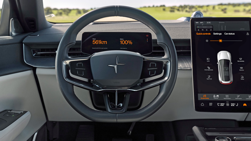 Information overkill 
Auf einem großen Zentraldisplay über der Mittelkonsole, einem kleinen hinter dem Lenkrad sowie einem Head-up-Display liefert der Polestar 3 mehr Informationen als der Fahrer eigentlich braucht. Die Bedienerführung ist allerdings gut.  