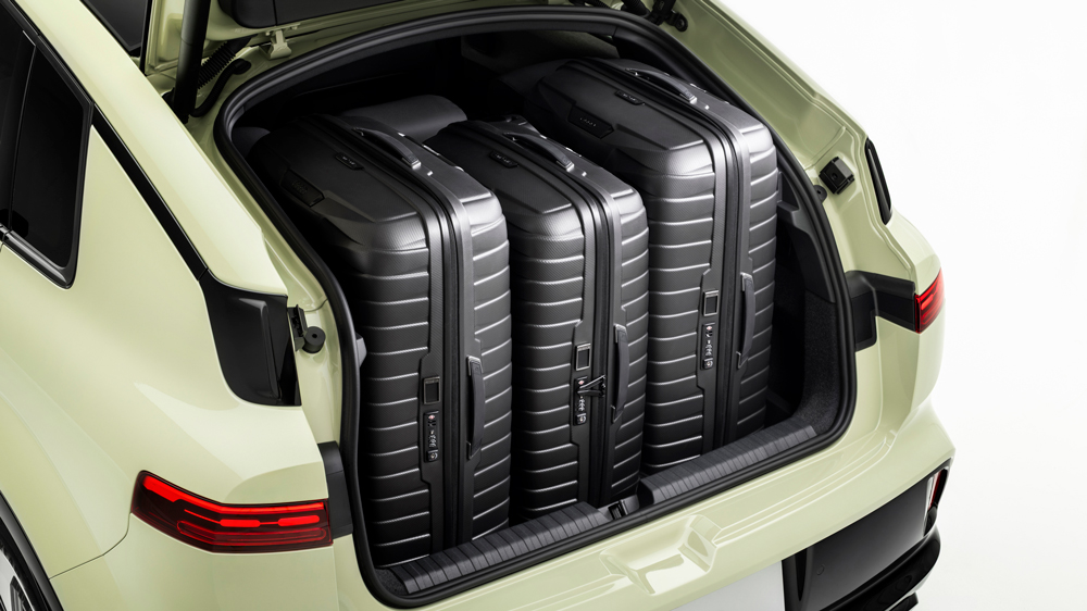 Reisetauglich
Trotz der kompakten Abmessungen nimmt der Audi A2 e-tron großes Gepäck auf. Knapp 400 Liter Volumen machen es möglich.