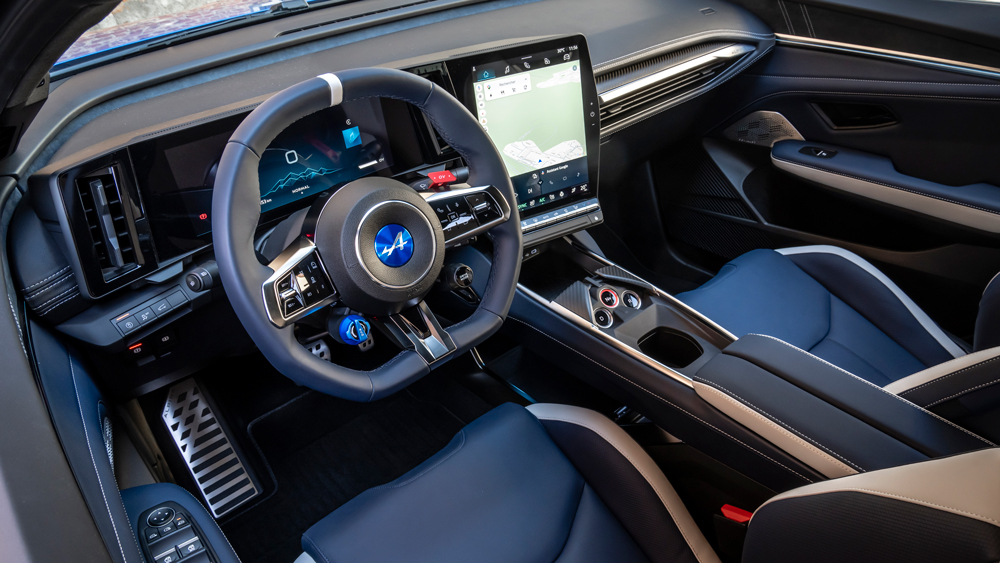 Sportlich geschnitten
Großgewachsene Fahrer ab etwa 1,95 Metern stoßen vorne bereits an Grenzen, im Fond wird es für lange Beine und Köpfe schnell eng. Das Cockpit kennen wir in ähnlicher Form aus dem Renault Megane und dem Scenic E-Tech Electric.