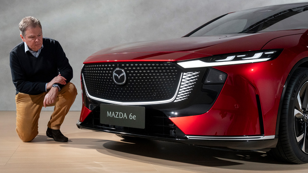 Strahlkraft
Der neue, leuchtende „Signature-Wing“ erhellt die Front des Mazda 6e. Er verfügt über eine dynamische Beleuchtung, die das für Mazda typische Designmerkmal scheinbar schweben lässt und gleichzeitig beim Aufladen den aktuellen Ladestatus anzeigt.