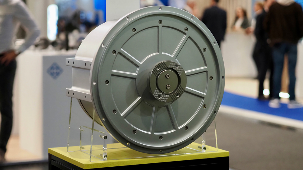 Ohne Magnete und Kupfer
Der Elektromotor "Titan" kommt ohne Seltene Erden aus und soll durch seine Konstruktion im realen Fahrzyklus von Nutzfahrzeugen um bis zu 25 Prozent effizienter arbeiten. Durch das extrudierte Gehäuse lässt er sich zudem flexibel in der Baulänge anpassen.