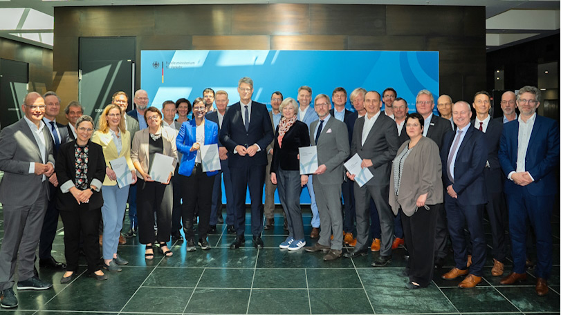 Experten aus Wissenschaft und Praxis
27 Mitglieder zählte das Gremium, das Maßnahmen für eine klimafreundliche Mobilität und Infrastruktur entwickeln sollte. Das Ergebnis der fünfwöchigen Beratungen übergaben sie jetzt Bundesverkehrsminister Patrick Schnieder (Mitte). Foto: BMV