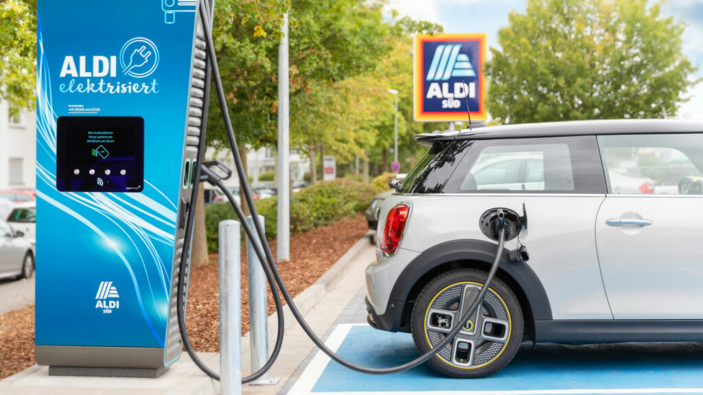 Laden beim Shoppen 
Aldi Süd hat sich als Anbieter auch von Schnell-Ladepunkten für Elektroautos in Deutschland gut etabliert. Der Vorteil hier: Der Wochenendeinkauf kann mit dem Ladevorgang kombiniert werden, man nutzt die Zeit also besonders effizient.  