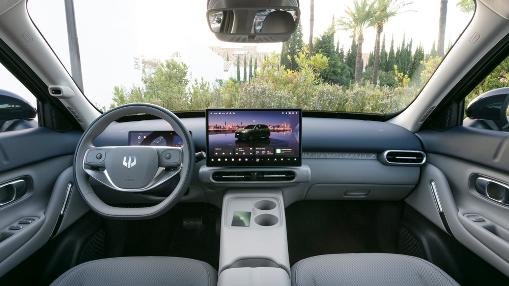 Tesla lässt grüßen
Das Cockpit ist minimalistisch gehalten. Es gibt zwei Displays - aber keine Schaltknöpfe. Dafür sind die Oberflächen fein eingekleidet.   