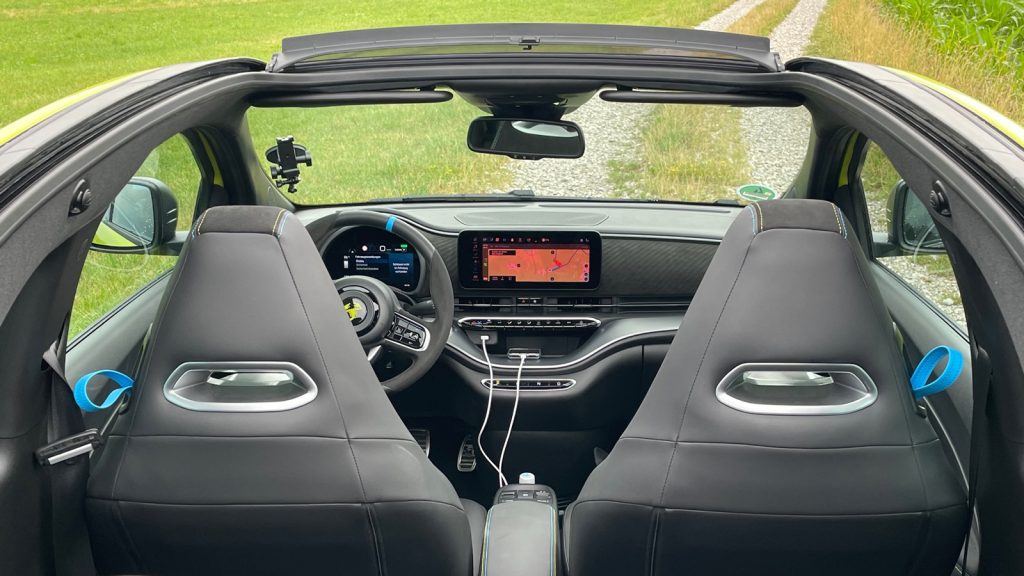 Freizeitsportler 
Sportsitze mit integrierten Kopfstützen und Schlaufen für das Vorklappen der Rückenlehnen sowie eine Markierung für die Mittelstellung der Lenkung: Der Abarth 500e macht keinen Hehl daraus, was er sein möchte: Ein kleiner Sportwagen. 