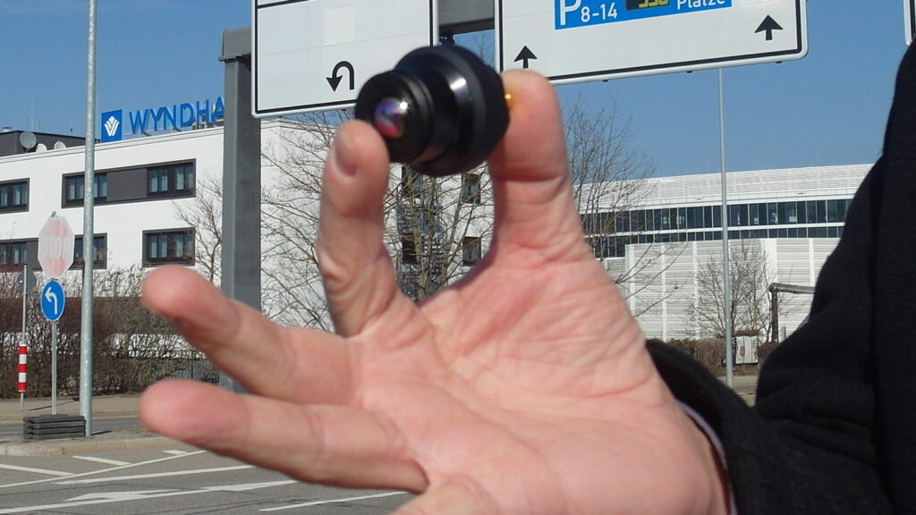 Gläsernes Auge 
Nur Golfball-groß ist die Infrarot-Kamera, mit der Adasky schon bald das automatisierte Fahren auf Level vier ermöglichen will. 