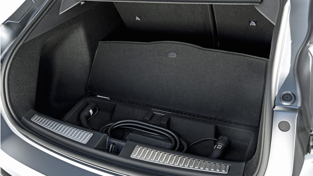 Reisetauglich
Der Kofferraum des Alpine A390 fasst 532 Liter, in etwa so viel wie der BMW iX3. Unter dem Boden gibt es ein großes Fach für das Ladekabel - unter der Frontaube war kein Platz mehr für ejnen Funk. Fotos: Alpine