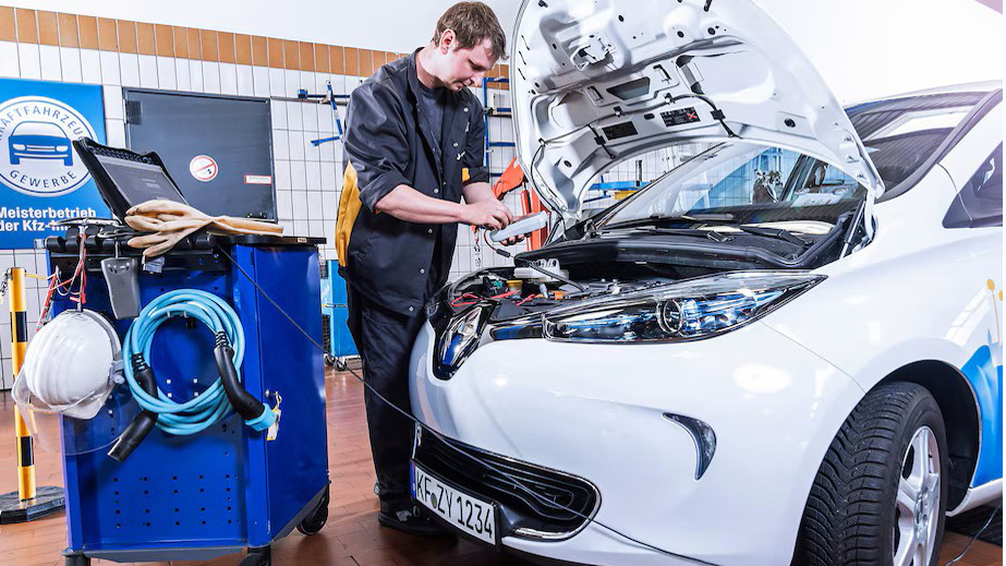 Wartung muss sein 
Elektroautos brauchen zwar keinen Ölwechsel mehr und verfügen über weniger Teile, was die Servicekosten senkt. Trotzdem ist auch bei ihnen eine regelmäßige Wartung erforderlich. Nicht nur des Bremssystems, sondern auch der Traktionsbatterie. Foto: ZdK