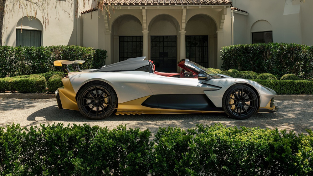 Nach oben offen
Serienmäßig liefert Aston Martin den Spider mit einem abnehmbaren Stoffverdeck aus (bei dessen Nutzung das Tempo auf 200 km/h limitiert ist). Für den US-Markt gehört ein festes Carbonfaser-Hardtop zum Standardumfang.