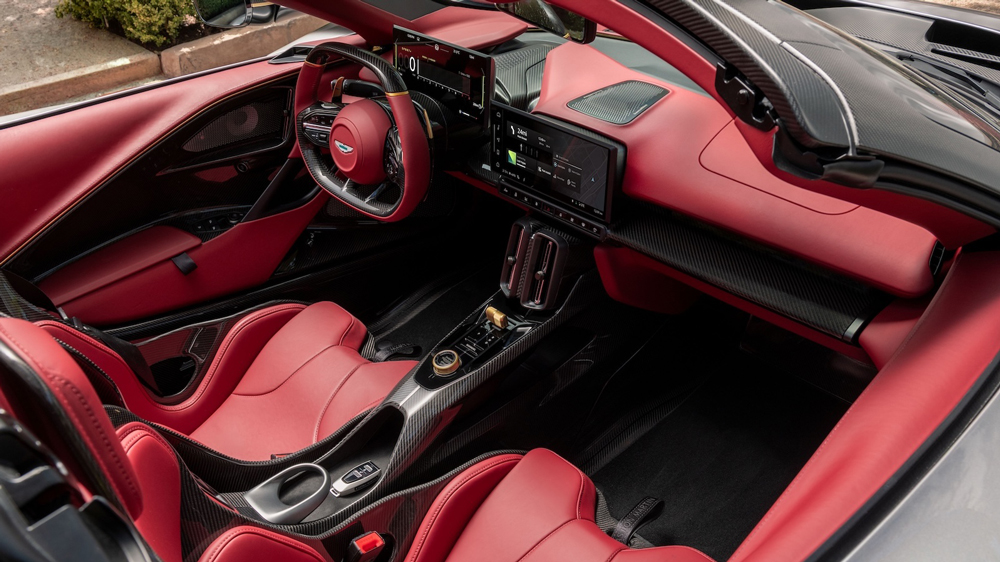 Karbon und Leder
Für Komfort im Cockpit des Aston Martin Valhalla Spider soll ein neuer Touring-Sitz, der die Carbonsitzschale mit etwas mehr Polsterung versieht. Die Schalensitze, mit denen die geschlossene Version ausgeliefert wurde, empfanden einige Käufer als zu hart.