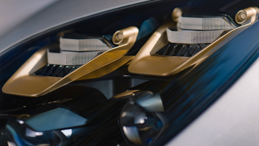 Lichtkunst
Die Scheinwerfereinheit des Aston Martin Valhalla Spider ist kunstvoll gestylt - und in der Nacht trotzdem hoch wirkungsvoll.
Fotos: Aston Martin