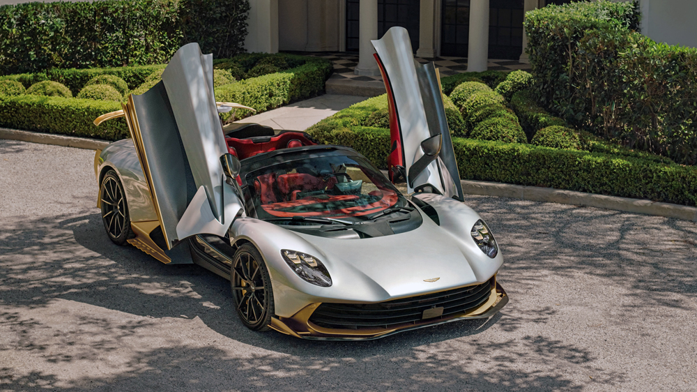 Aston Martin verleiht ihm Flügel
So spektakulär wie der Antrieb ist auch das Design des Hypercars. Die Flügeltüren des Spider erhöhen den Showeffekt noch einmal.