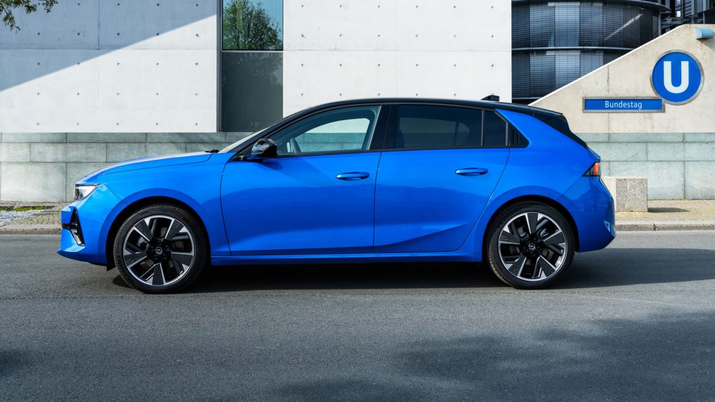 Blaue Stunde 
Der Opel Astra ist eine gefällige Erscheinung. Bis auf den geschlossenen Kühlergrill und ein kleines "e" am Heck unterscheidet sich der Elektriker nicht von seinen Verbrenner-Brüdern. Fotos: Opel