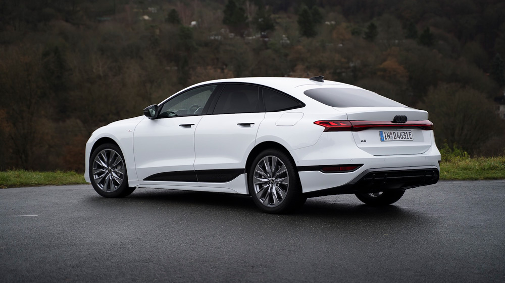 Im Windkanal geformt 
Der Audi A6 e-tron glänzt mit einem cw-Wert von 0,21 und verbraucht deshalb auch bei höheren Geschwindigkeiten nur wenig Strom. 