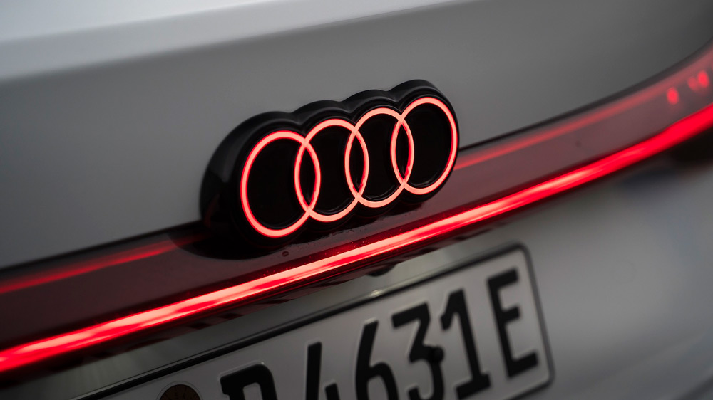 Strahlemann 
Das Markenzeichen von Audi - die vier Ringe  - dürfen neuerdings leuchten. Beim neuen A6 e-tron Performance mit vollem Recht. 