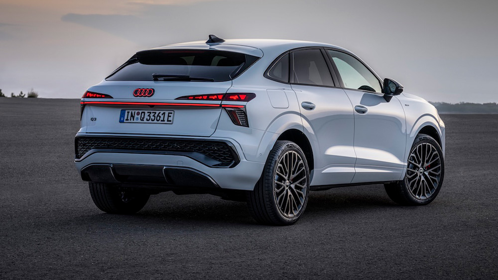 Sportlich mit Coupé-Heck 
Sportback heißen bei Audi traditionell die schnittigeren Varianten. Die vier Ringe leuchten nachts nun glutrot. Fotos: Audi 