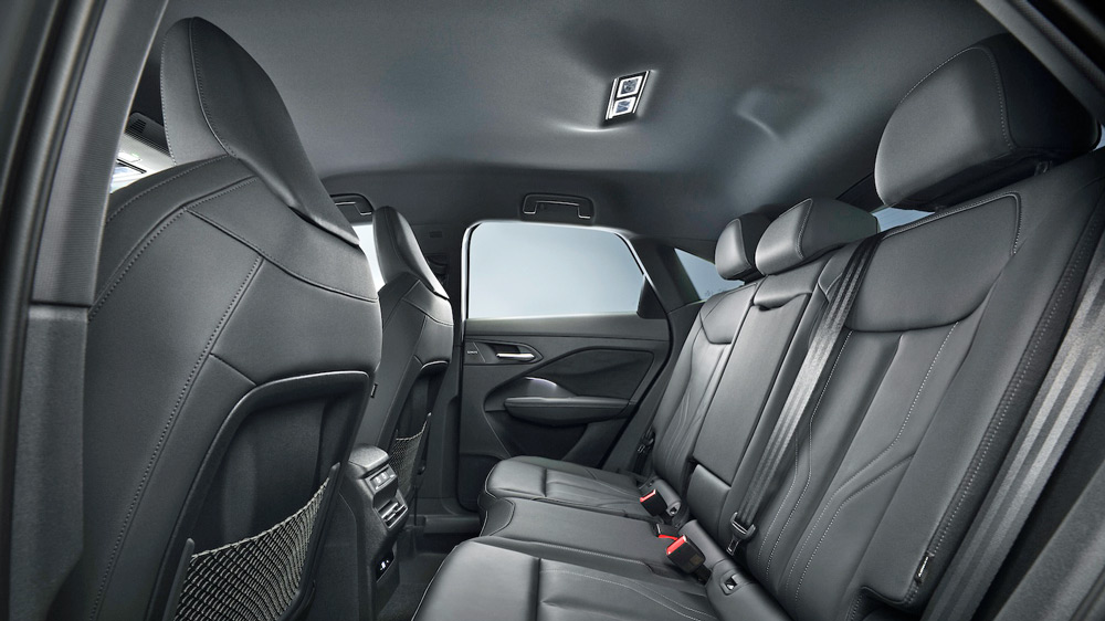 Kopf einziehen 
Menschen mit einer Körpergröße von über 1,75 Meter können auf der Rücksitzbank etwas Platzangst bekommen - die abfallende Dachlinie lässt die Luft über dem Kopf knapp werden. Die Lederausstattung kostet selbstverständlich Aufpreis - aber es gibt sie noch. 