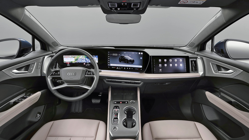 Ordentlich aufgewertet
Zwei gekühlte Ladeschalen für Smartphones sowie ein Extra-Monitor für den Beifahrer - das sind die augenfälligsten Veränderungen am Cockpit des Audi Q4 e-tron des Modelljahrs 2026. Optisch ähnelt es nun dem im vollelektrischen Q6 e-tron.