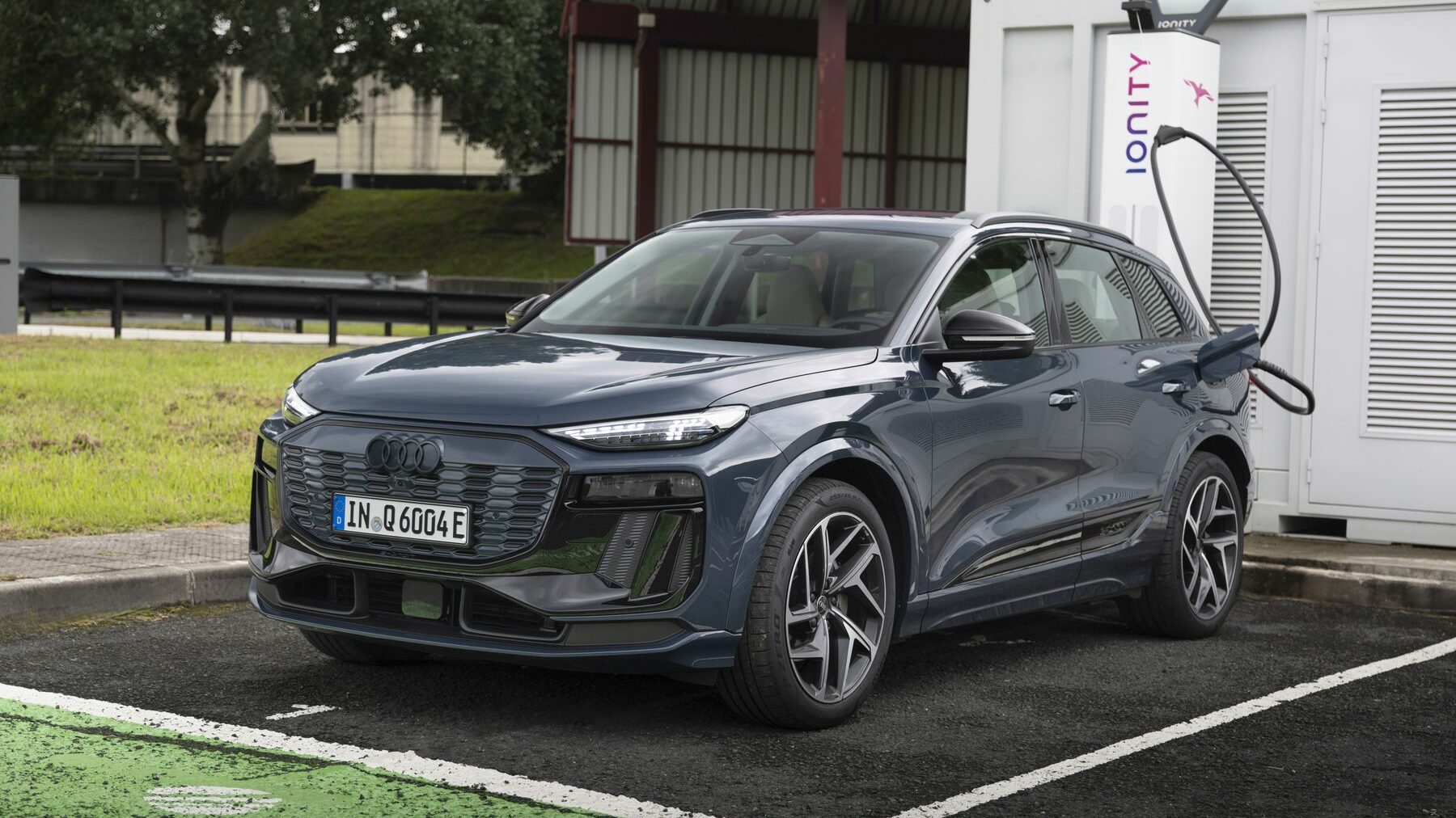 Kurze Pause 
Gleichstrom nimmt der Q6 e-tron mit bis zu 270 kW auf - egal, ob ein S am Heck prangt oder nicht.