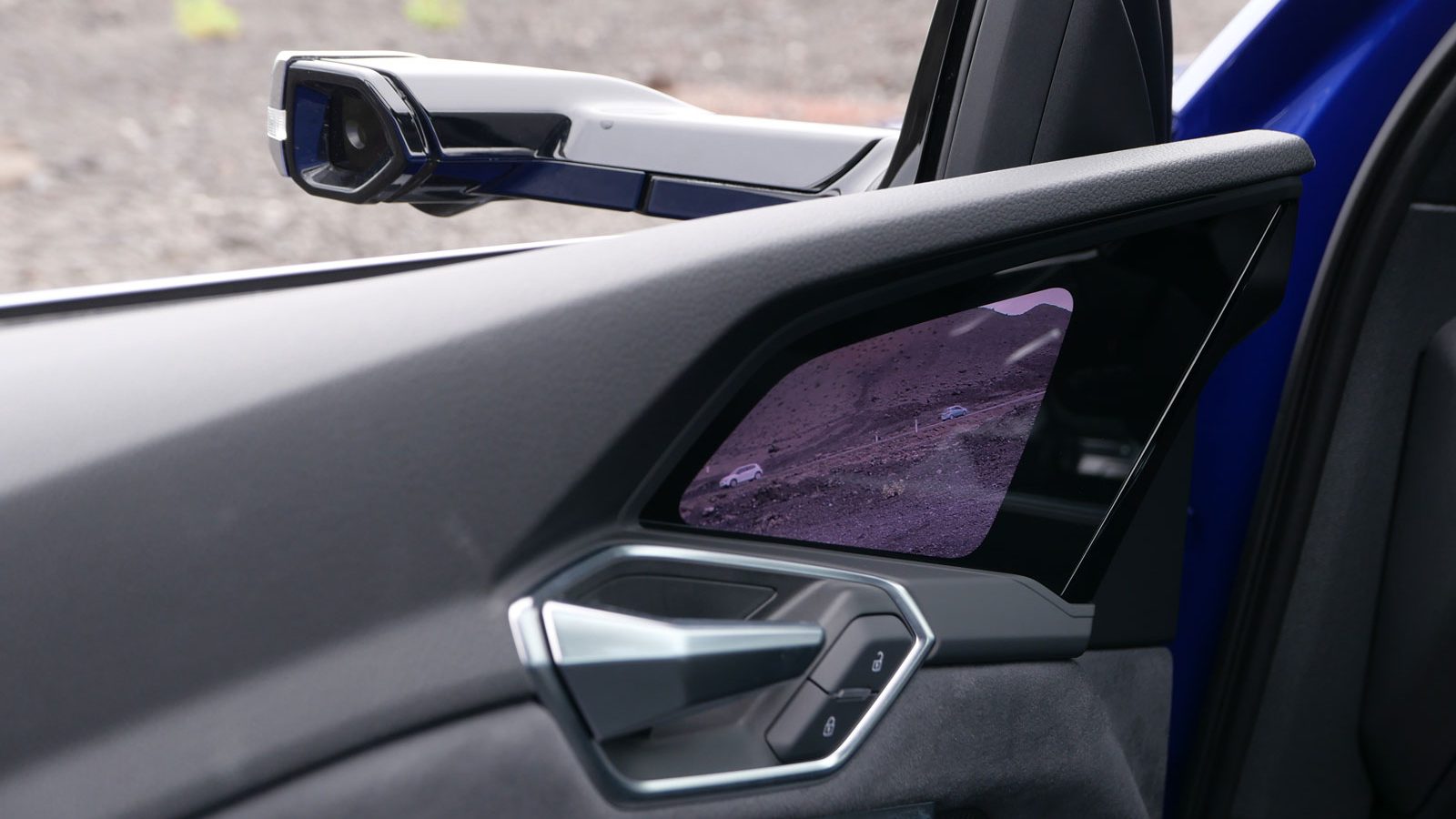 Das kann man sich sparen 
Der virtuelle Spiegel (Aufpreis 1650 Euro) soll die Aerodynamik verbessern und damit den Stromverbrauch senken. Der Monitor in der Fahrertür ist allerdings zu tief montiert - der Fahrer muss zu lange den Blick von der Fahrbahn nehmen.   