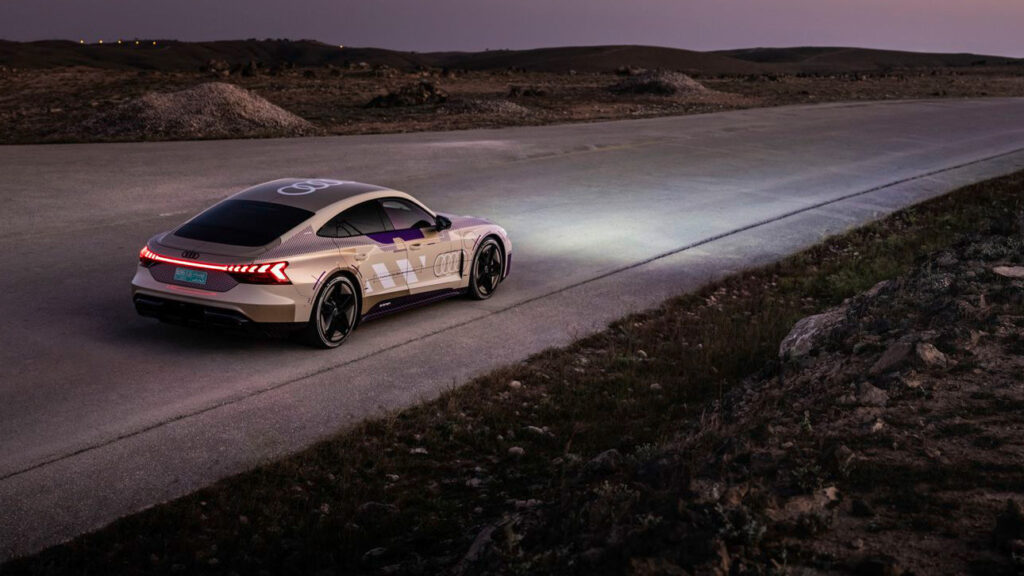 Strahlemann 
"Vorsprung durch Technik" demonstriert Audi gerne mit der Lichttechnik. Der neue Audi e-tron GT macht da sicher keine Ausnahme: Mit Matrix LED-Technik sowie mit Laserlicht als Zusatz-Fernlicht setzt der Stromer jetzt schon Maßstäbe. 