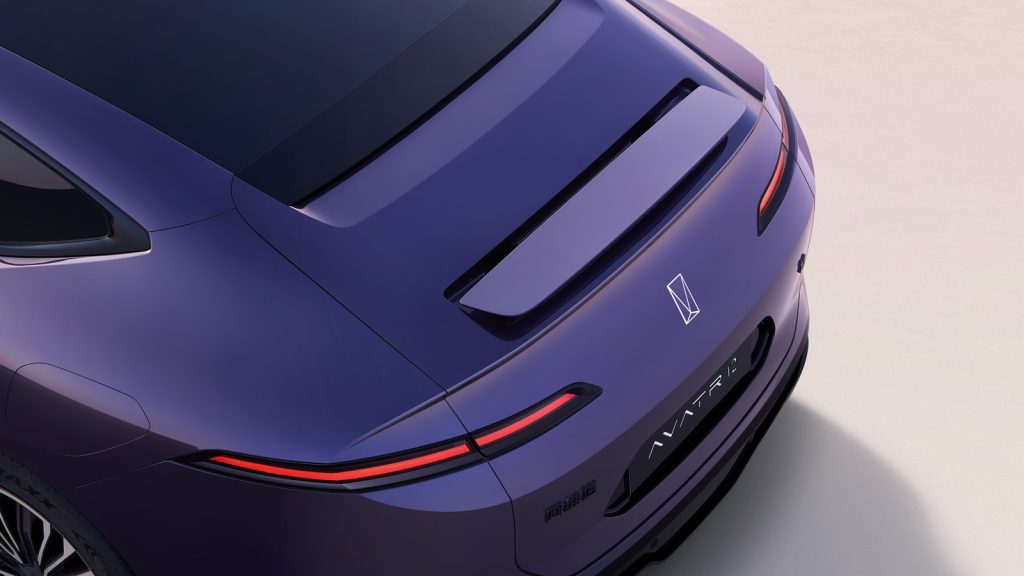 Nicht originell, aber funktionell
Bei höheren Fahrgeschwindigkeiten - immerhin 200 km/h sind möglich - fährt aus der Heckklappe ein kleiner Spoiler aus.