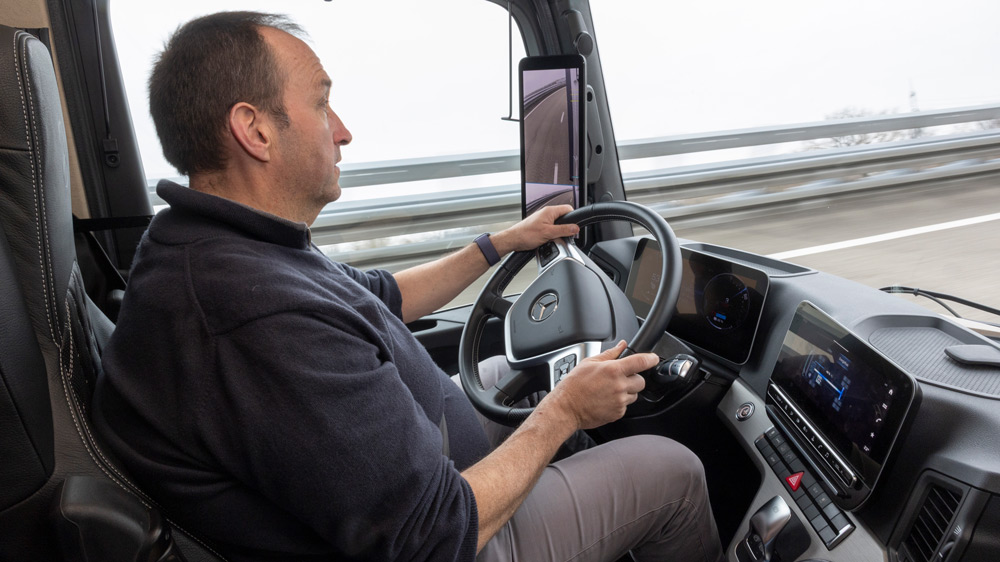 Fahrvergnügen
Statt des dauerhaften Donnergrollen eines gewaltigen Diesels hört man im Brennstoffzellen-Truck nur gelegentlich ein Zischen und Rauschen und genießt ansonsten die Stille des Stromers. Es gibt keine Schaltrucke mehr beim Gangwechsel, stellt der Autor erfreut fest. 