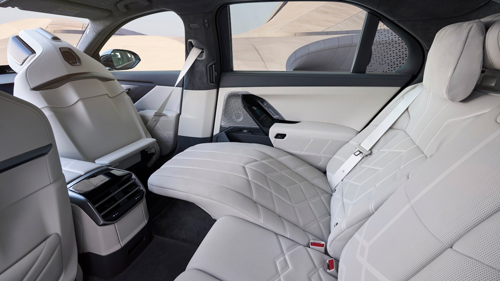 Hier lümmelt der Chef 
Der BMW i7 ist ein Chauffeursfahrzeug. Der beste Platz ist hierzulande hinten rechts, wo dem Passagier aller Komfort geboten wird. 