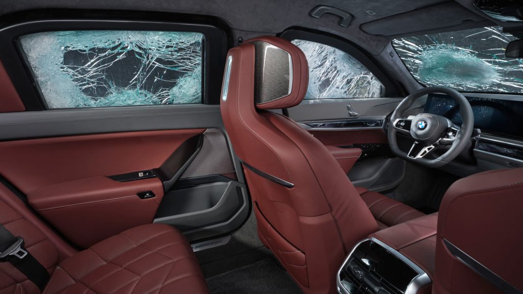 Nur keine Angst 
Schussischere Scheiben schützen die Insassen des handgefertigten BMW i7 in der Panzerversion. Die Verglasung erfüllt die Anforderungen der höchsten Widerstandsklasse VPAM 10 für zivile Sonderschutzfahrzeuge. 