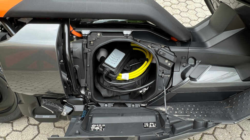Krabbelkiste 
Im Fach unter der Sitzbank des BMW CE 04-Rollers findet das Ladekabel seinen Platz oder der Helm - aber nicht beides.  