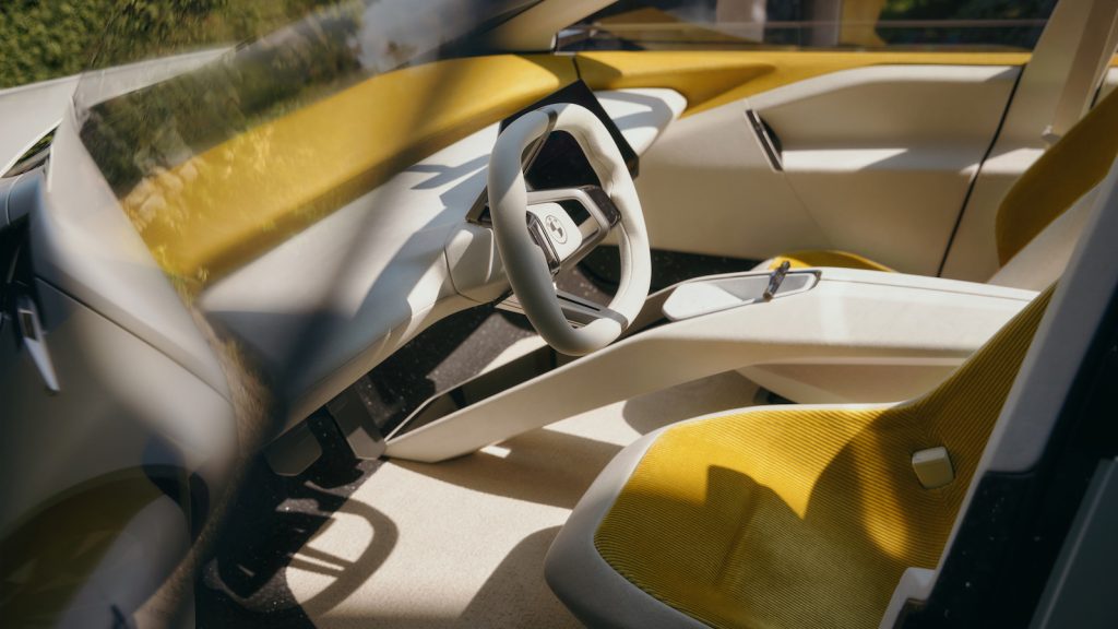 chöner Wohnen, besser sehen 
Als Anzeigeelement führt BMWn mit der neuen Modellgeneration eine "Panoramic Vision" genannte Projektionsfläche auf der Frontscheibe ein, die das Head-Up-Display in ein neues Zeitalter katapultieren soll. 