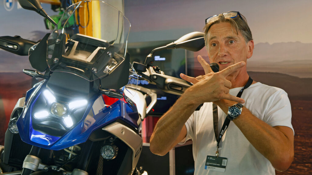 X für ein U 
Edgar Heinricht, der scheidende Chefdesigner von BMW Motorrad, demonstriert am Beispiel der Scheinwerfer der neuen R1300 GS welche Freiheiten der technische Fortschritt den Gestaltern von BMW Motorrad bringt. 