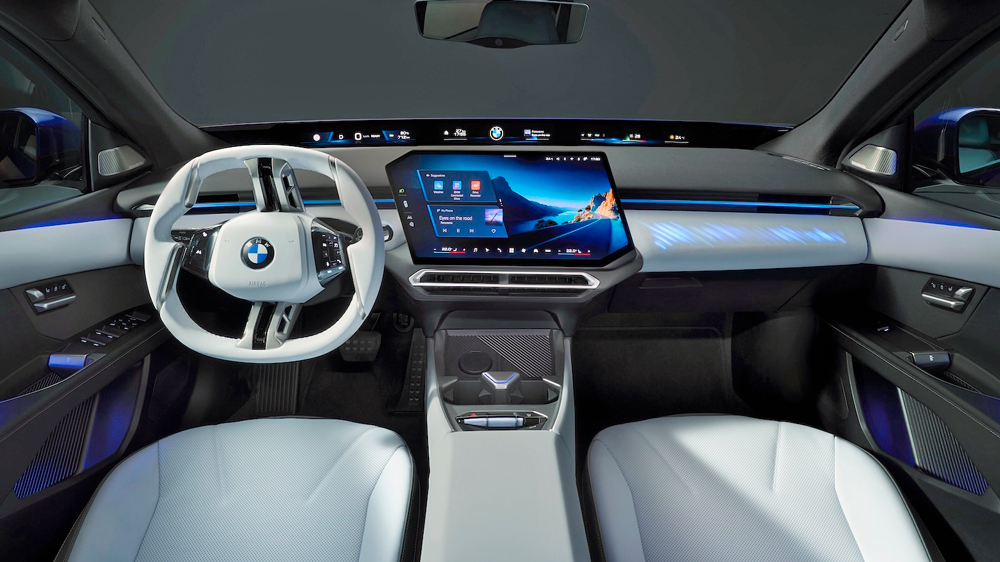 Schräge Nummer 
Das Cockpit des BMW i3 fällt futuristisch aus mit schrägem Touchscreen, Vierspeichen-Lenkrad und einem Info-Band unter der Windschutzscheibe. Foto: BMW