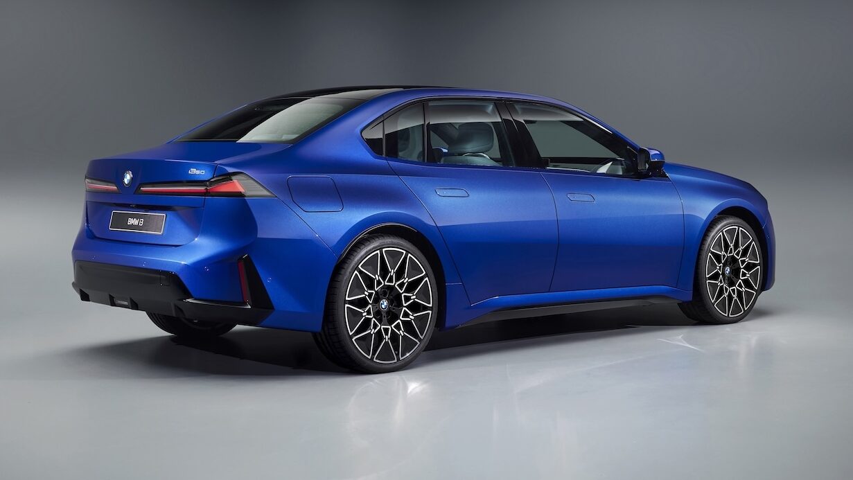 Dreier mit Elektroantrieb
Mit einer Länge von 4,76 Meter nimmt der BMW i3 genauso viel Platz ein wie der konventionell angetriebene Dreier (4,71Meter). Dafür bietet er im Innenraum deutlich geräumiger. Fotos: BMW