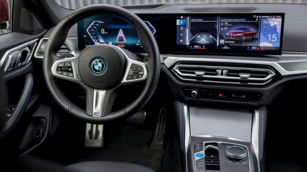 Leicht unterkühlt 
Das Cockpit des BMW i4 lässt den Sportsgeist der Bayern spüren und die Technikverliebtheit von BMW-Entwickler. 