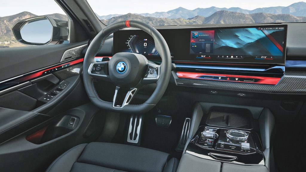 Fahrerzentriert
BMW verzichtet beim i5 auch in der sportlichen Topversion auf einen dritten Bildschirm für den Beifahrer, aber nicht auf Karbon-Optik. Per Knopfdruck lassen sich dem Antrieb ein paar Newtonmeter Drehmoment mehr entlocken. Foto: BMW   