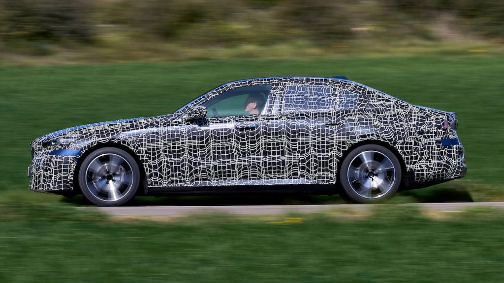 Länge läuft 
Der neue BMW i5 verfügt serienmäßig schon über ein semiaktives Fahrwerk mit einer Luftfederung an der Hinterachse. Gegen Aufpreis gibt es auch eine Hinterachs-Lenkung, die den Wendekreis um 30 Prozent verkleinert. Fotos: BMW