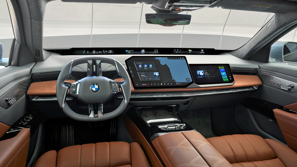 Kulturschock
Den einen oder anderen langjährigen BMW-Kunden dürfte das neue Cockpit des i7 irritieren. Denn die bekannt aufgeräumte Display-Landschaft wurde von dem neuen Panorama-Arrangement mit schmalen Infoleiste und knapp 18 Zoll großem Zentraldisplay ersetzt. 