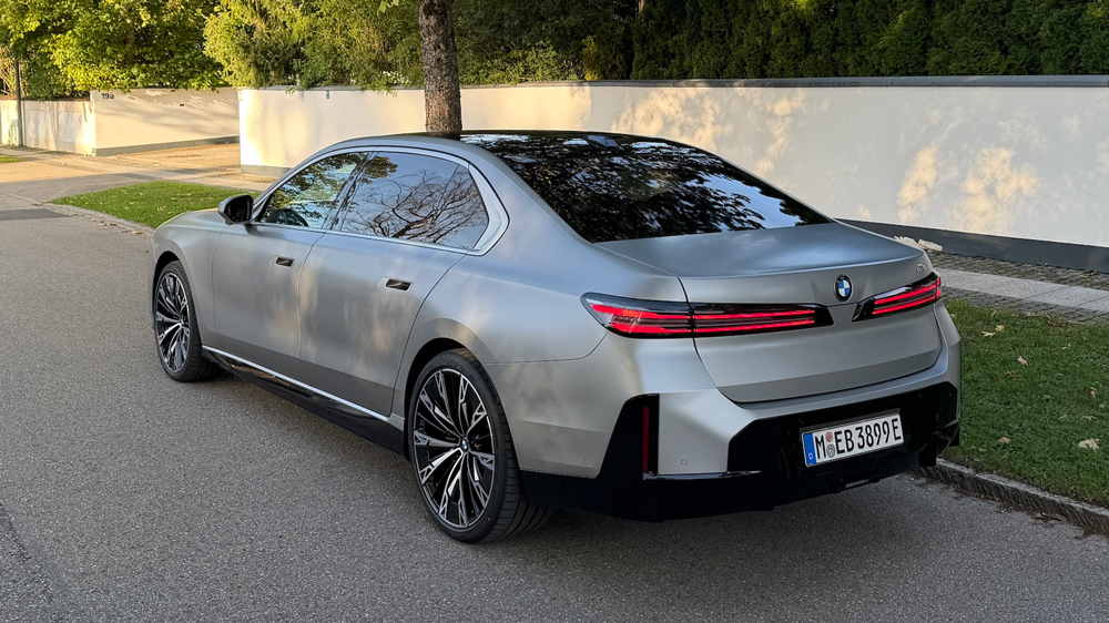 Nur leicht retuschiert 
Die Heckleuchten haben eine Optik, auch die Heckschürze wurde modifiziert. Aber ansonsten hat sich hier wenig getan. Fotos: BMW